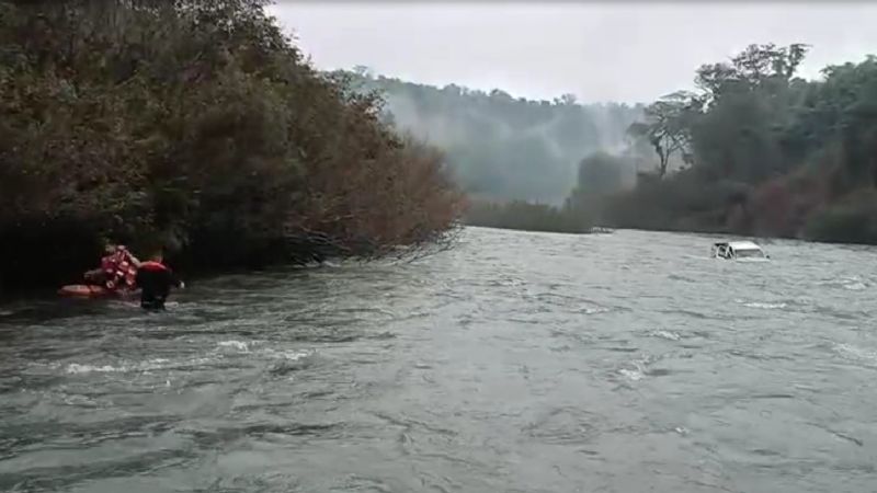 Así fue le rescate de una pareja que quedó atrapada en su camioneta tras caer al agua