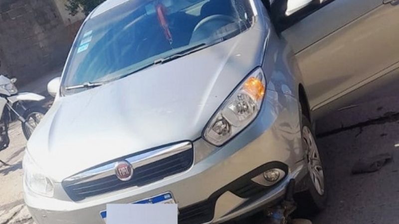 Tras un choque, moto quedó debajo de un auto