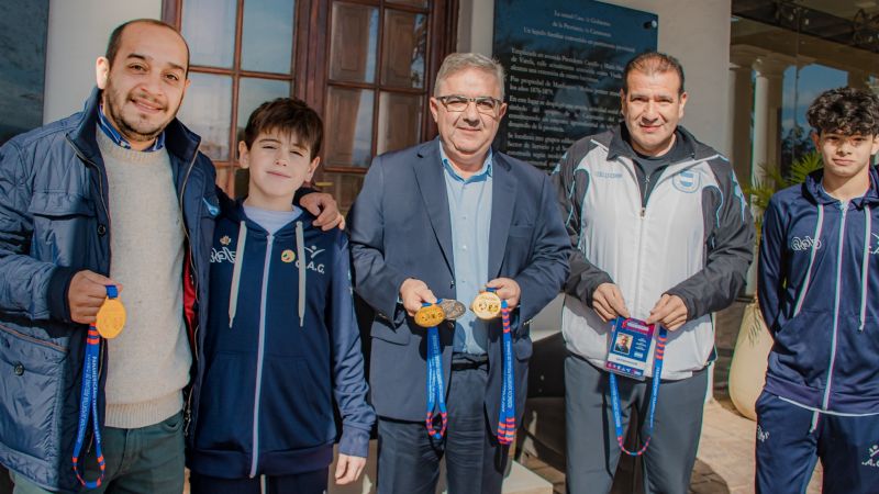 Raúl recibió a gimnastas medallistas en Perú