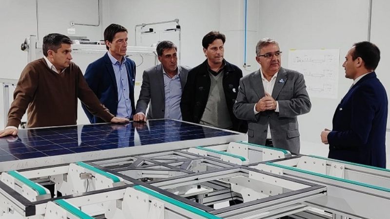 Jalil visitó fábrica de paneles solares