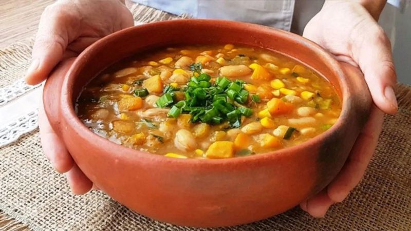 Venta de locro en la sede del Club San Martín
