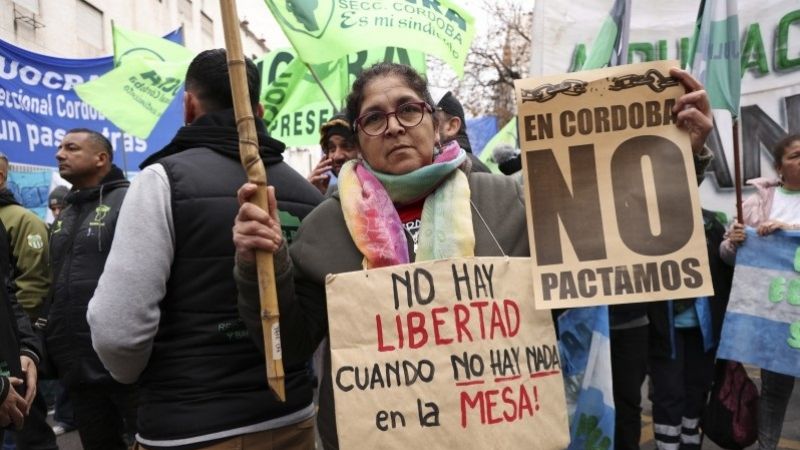 Una plaza “a medias” y la incomodidad  Llaryora