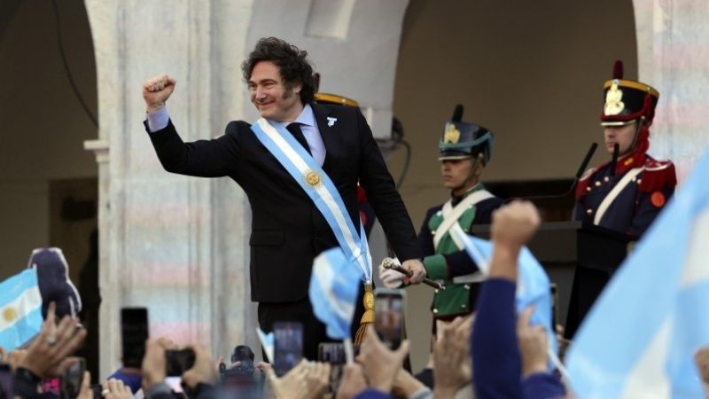 Una plaza “a medias” y la incomodidad  Llaryora