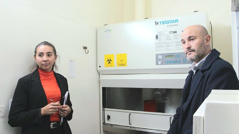 Avanza el proceso de instalación de la nueva cabina de flujo laminar en el San Juan
