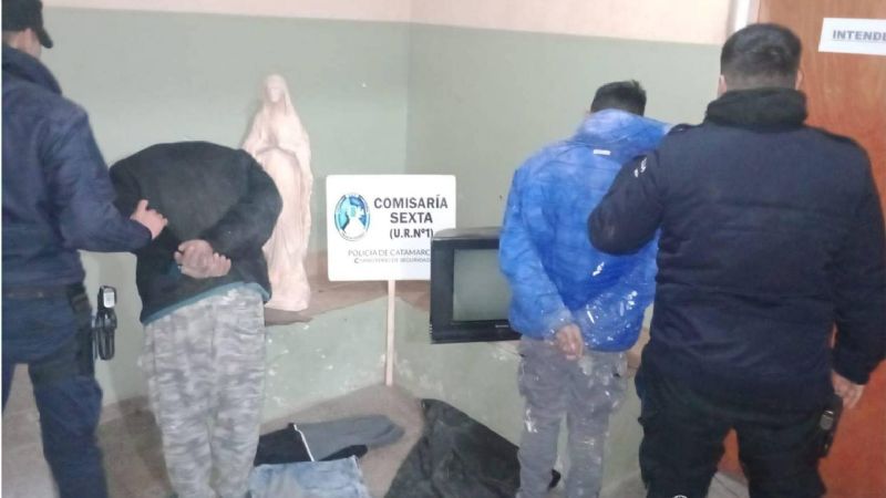 Fueron sorprendidos cuando robaban la imagen de la virgen y quedaron detenidos