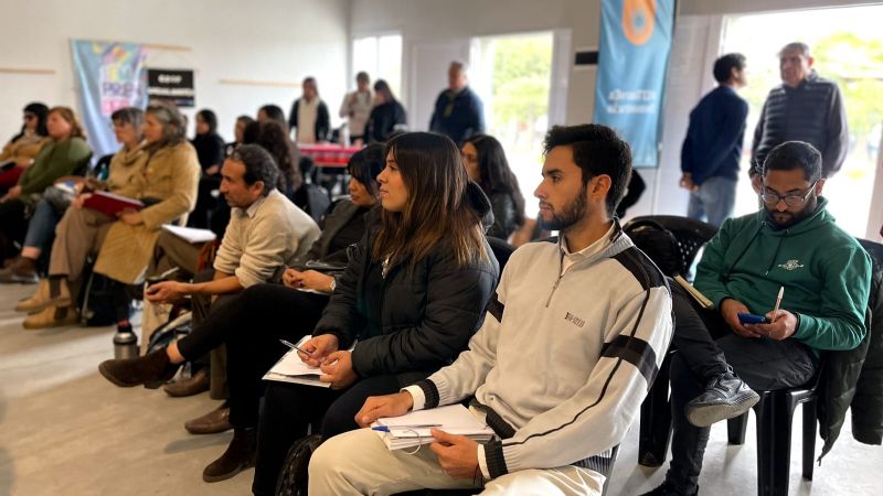 Feriantes, productores y elaboradores de alimentos se capacitan en estrategias de comercialización
