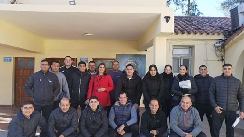 Policías entregaron donaciones en un comedor comunitario de la Capital