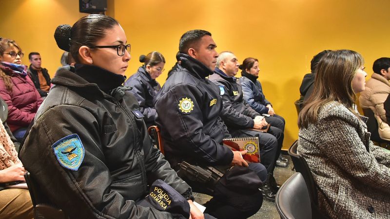 Capacitación sobre el manejo de conducta suicida a agentes de la Policía