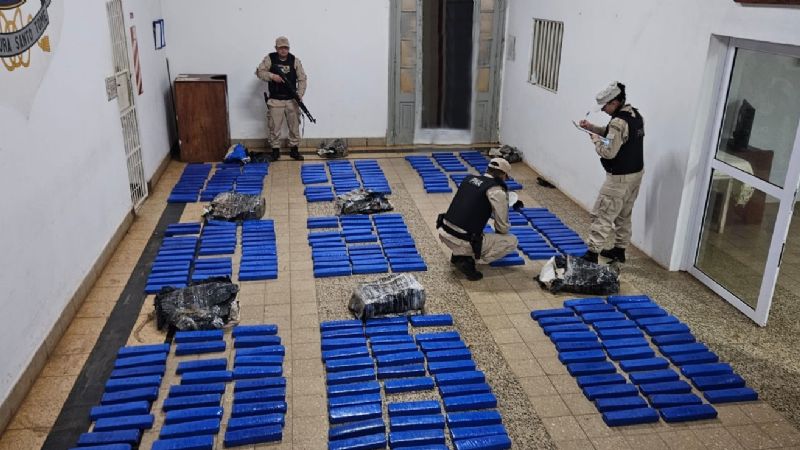 Quiso evadir un control policial, huyó y mató a un joven: llevaba 280 kilos de marihuana