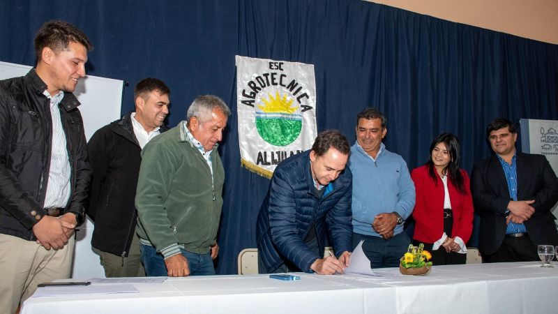 Educación firmó convenios con municipios y empresas del este