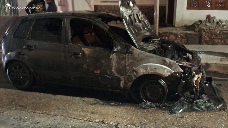 Un auto quedó destruido tras prenderse fuego