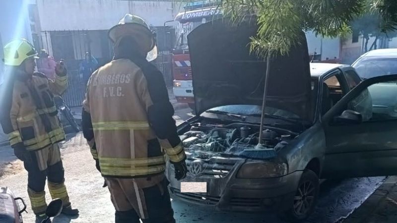Policías sofocaron un incendio en un automóvil