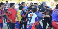 EL ÁRBITRO CARLOS JEREZ golpeado por los hinchas de San Lorenzo de Huachaschi, ante la inoperancia del personal policial.