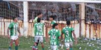 FESTEJO DEL ARQUERO PAMPEANO Jorge Pundang, tras atajarle el penal ejecutado por Alexis Vega.