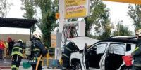 LA RÁPIDA acción de los bomberos evitó una tragedia mayor, en la estación de servicios.