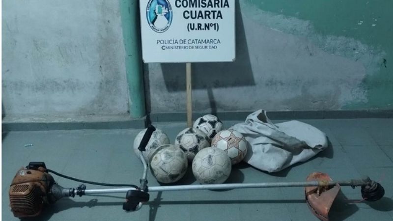 Lo vio la policía llevando cosas sustraídas