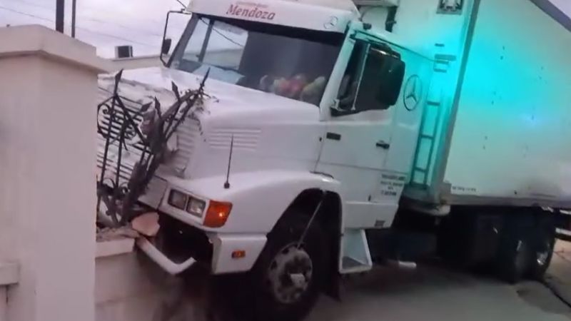 Un camión se quedó sin freno y se estrelló contra el palacio municipal