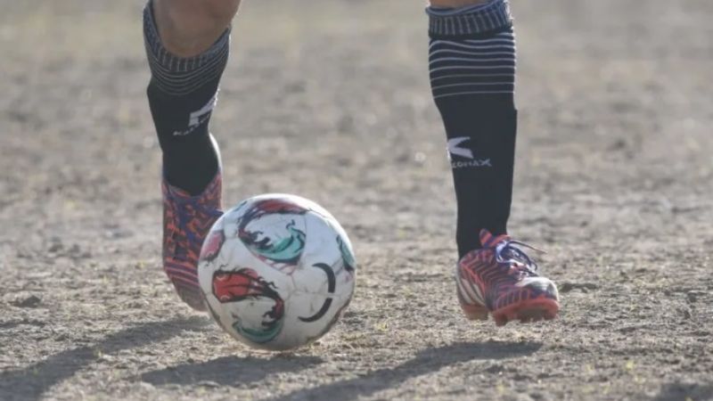 Jugaba al fútbol, le dieron un pelotazo en el estómago y murió