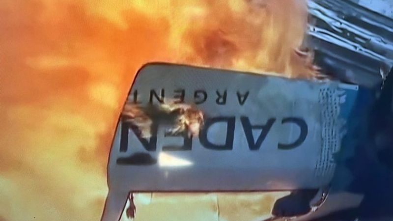 Incendiaron el móvil de Cadena 3 frente al Congreso