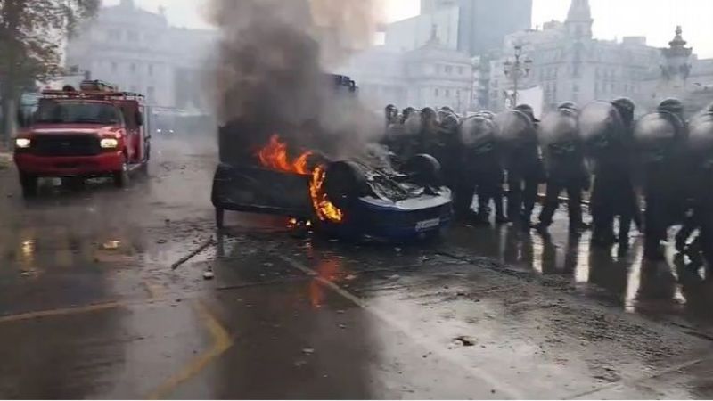 Incendiaron el móvil de Cadena 3 frente al Congreso