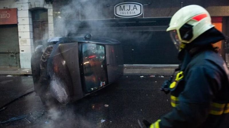 Bombas molotov, dos autos incendiados, enfrentamientos y 27 detenidos