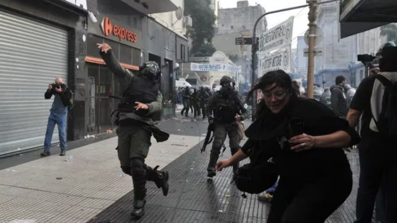 Bombas molotov, dos autos incendiados, enfrentamientos y 27 detenidos