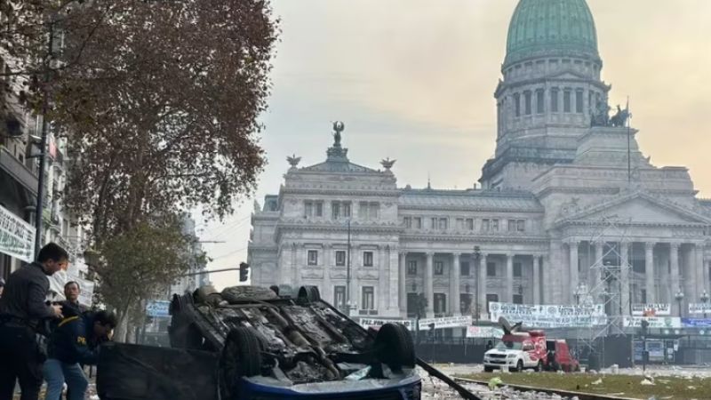 Bombas molotov, dos autos incendiados, enfrentamientos y 27 detenidos