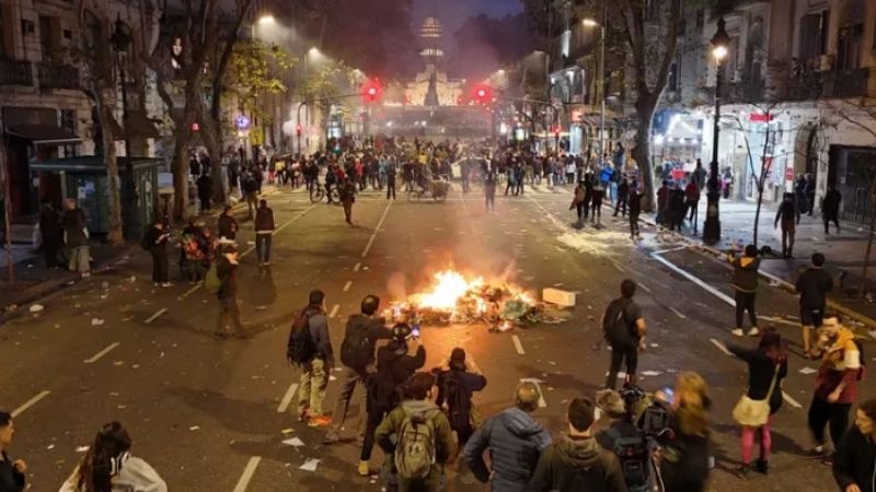 Bombas molotov, dos autos incendiados, enfrentamientos y 27 detenidos