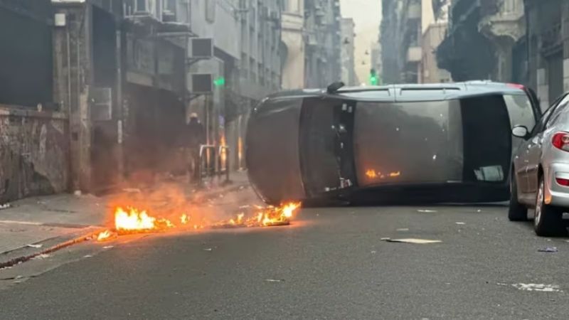 Bombas molotov, dos autos incendiados, enfrentamientos y 27 detenidos