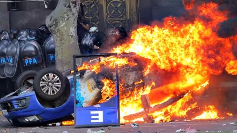 Bombas molotov, dos autos incendiados, enfrentamientos y 27 detenidos