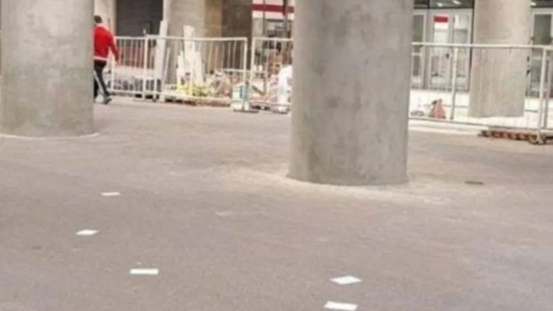 Panfletos pidiendo: "Renunciá Demichelis", en el Monumental