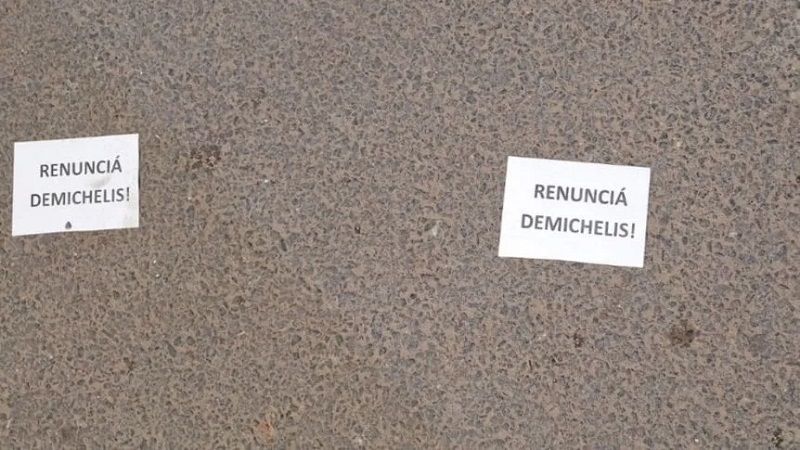 Panfletos pidiendo: "Renunciá Demichelis", en el Monumental