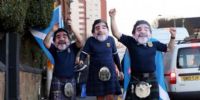 HINCHAS DE ESCOCIA, con ropas típicas de su país, y las máscaras en homenaje a Diego Maradona.