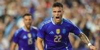 LAUTARO MARTÍNEZ, de penal, anotó el segundo de Argentina ante Guatemala. 
