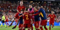 TODA ESPAÑA en el festejo con Carabajal, autor del último gol en el 3-0 de 