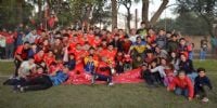 CAMPEOOONES, CAMPEOOONES..., gritaron hoy en Huillapima, los jugadores e hinchas de Independiente, que además lograron el ascenso a la 