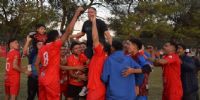 RECONOCIMIENTO al DT. Cristian Romerro, que fue llevado en andas por sus jugadores.