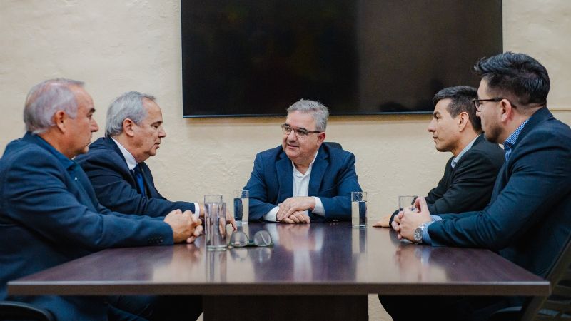 Raúl y representantes de la Federación de Ciencias Económicas analizaron la política económica y tributaria