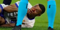 EN EL PISO, Mbappé sangrando de la nariz, a instantes de la fractura.