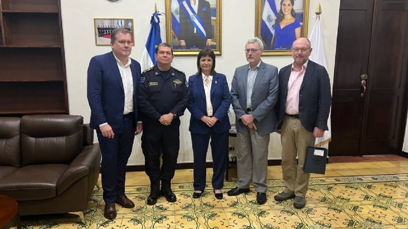 Patricia Bullrich en El Salvador: reunión cúpulas policiales, judiciales y de inteligencia