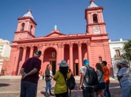 Catamarca busca ordenar los alquileres temporarios ante la llegada masiva de turistas por el Poncho