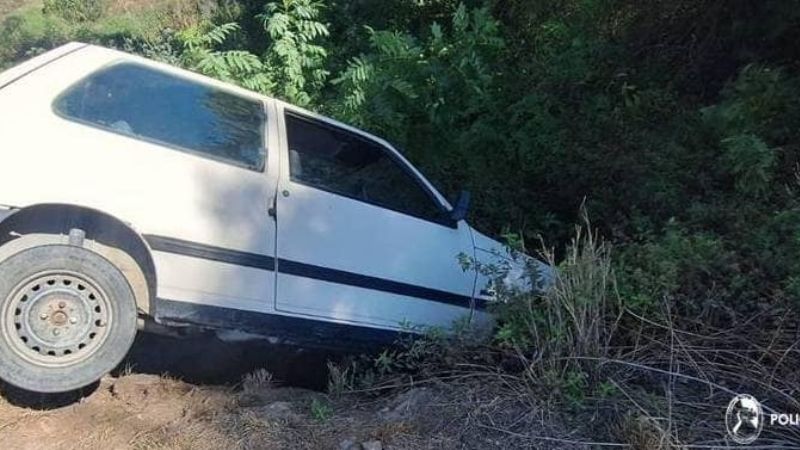Automóvil derrapó y cayó en un canal de riego