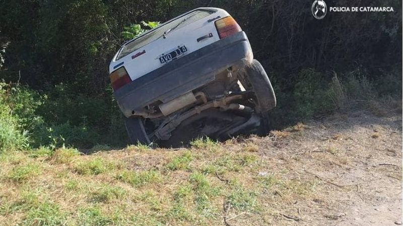 Automóvil derrapó y cayó en un canal de riego
