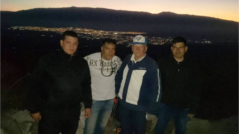 Se tiró con parapente y quedó colgando de unos árboles en la cuesta