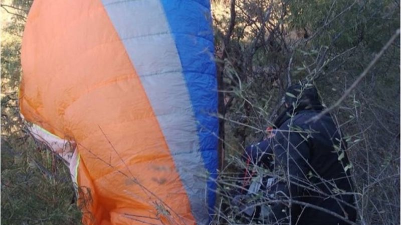 Se tiró con parapente y quedó colgando de unos árboles en la cuesta