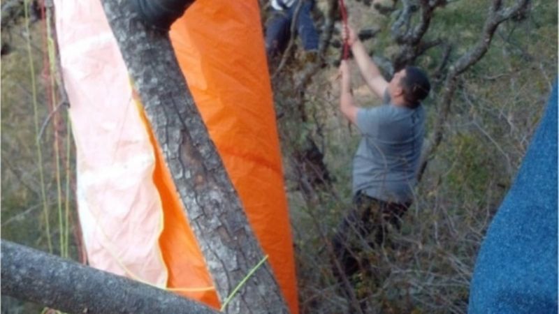 Se tiró con parapente y quedó colgando de unos árboles en la cuesta