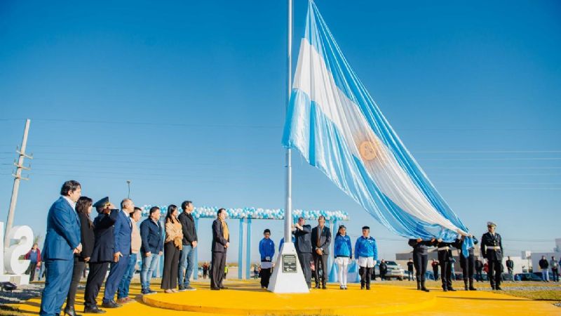 Jalil inauguró un Aula del Futuro y obras en vísperas del Día de la Bandera