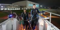 GIOVANI LO CELSO y Leandro Paredes abordando, en Ezeiza, el vuelo de la Selección Argentina. 