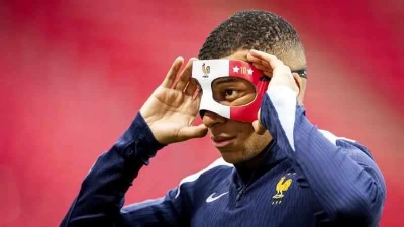 Si juega, Mbappé deberá cambiar de máscara