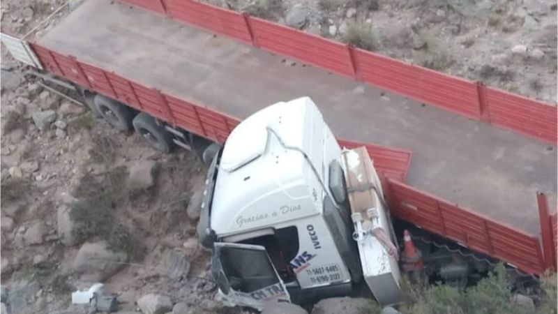 Cayó un camión en la temible Cuesta de Randolfo